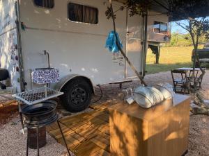 皮雷诺波利斯Salamandra trailerhome的白色的露营车,配有桌子