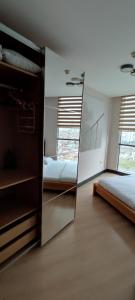 伊斯坦布尔Tips For istanbul的卧室内的镜子,配有两张床和一扇窗户