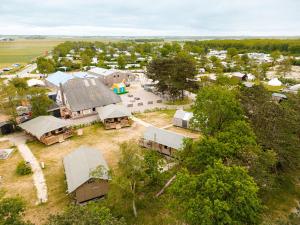 卡兰茨奥赫Glamping Callantsoog的享有小村庄的空中景致,设有房屋