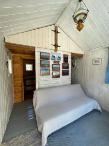 TreimaniTeeveere kämping的卧室配有白色的床和天花板
