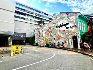 新加坡Arena eSports @ Orchard的街道一侧涂有涂鸦的建筑物