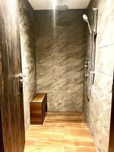 新加坡Arena eSports @ Orchard的带淋浴的浴室,铺有木地板