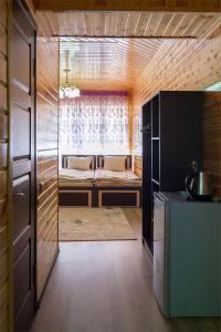 乔尔蓬阿塔Отель Евразия的小房间设有床和窗户