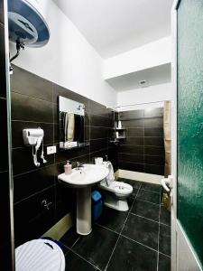 培拉特Kristian apartments的一间带水槽和卫生间的浴室