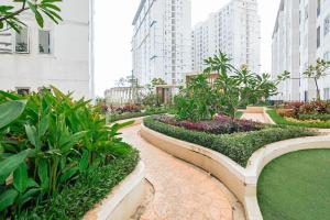 雅加达RedLiving Apartemen Bassura City - Ens Room的一座位于城市中心,拥有高楼的花园