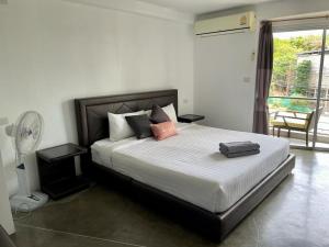班拉克海滩Spacious Apartment by the Sea的一间卧室配有一张带风扇和窗户的床。