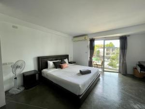 班拉克海滩Spacious Apartment by the Sea的一间卧室配有一张带风扇和窗户的床。