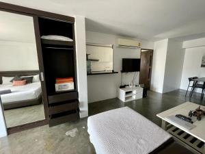 班拉克海滩Spacious Apartment by the Sea的一间带一张床的客厅和一间带桌子的房间