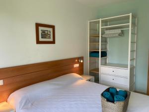 罗列特海岸Apartamento renovado cerca de la playa的一间卧室配有一张床和一个步入式衣柜