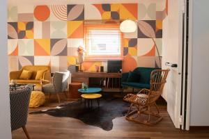 里乔内米拉贝拉酒店的客厅拥有色彩缤纷的几何墙