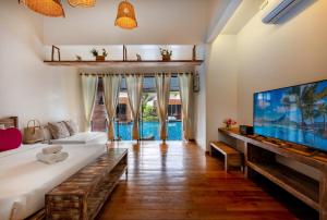 库德岛库德岛温迪泳池度假酒店的客厅配有大屏幕电视和沙发。