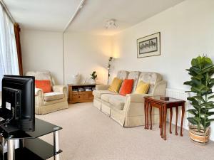 约克The Cottage的客厅配有两张沙发和一台电视机