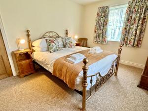 约克The Cottage的一间卧室设有一张床和一个窗口
