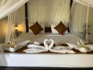 锡吉里亚The View Hotel Sigiriya的一张床上的毛巾,上面有天鹅形状的