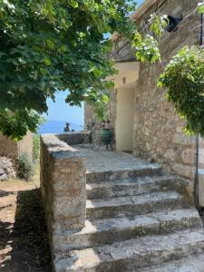 卡尔热斯charmante bergerie à Cargese tres belle vue mer avec jardin的通往建筑物的一套石阶