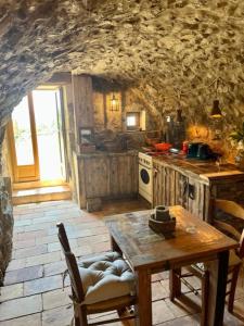 卡尔热斯charmante bergerie à Cargese tres belle vue mer avec jardin的厨房配有桌子和炉灶。 顶部烤箱