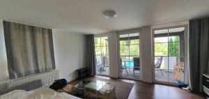 GrünheideErholen/Arbeiten in ruhiger Umgebung mit Seeblick的带沙发和玻璃桌的客厅