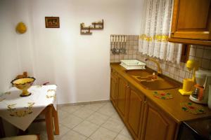 帕尔加Avlonitis Rooms的厨房配有水槽和台面