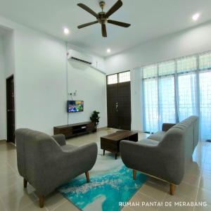 巴佐Rumah Pantai de Merabang (bungalow with pool)的带沙发和吊扇的客厅