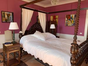阿曼泰阿Palazzo Carratelli的卧室内的一张大床,拥有紫色的墙壁