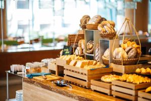 芽庄Sheraton Nha Trang Hotel & Spa的面包店内展示的面包和糕点