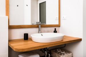 斯丹尼Vina Kobal, Kobal Family Estate的浴室设有白色水槽和镜子