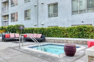 洛杉矶Downtown Studio w Pool Gym nr Broad Museum LAX-601的大楼前的游泳池