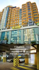 敖德萨卡罗纳公寓酒店 的一座大型建筑,前面设有停车场