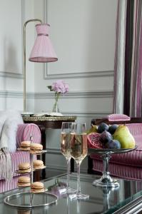 波尔多Hôtel de Sèze & Spa Bordeaux Centre的一张桌子,上面放着两杯葡萄酒和一盘食物