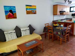 蓬塔穆赫雷斯Casa Leiva的客厅配有黄色的沙发和桌子
