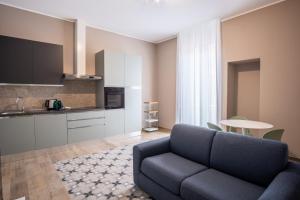 巴里Palazzo Zippitelli Apartments的带沙发的客厅和厨房