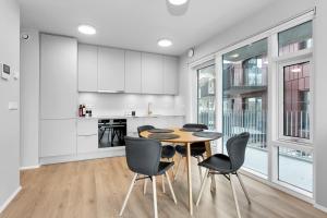 雷克雅未克Central Studio Apartment的厨房以及带桌椅的用餐室。
