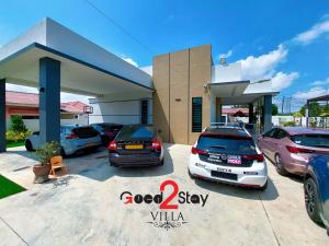 马六甲Good2Stay Villa的停在停车场的一群汽车