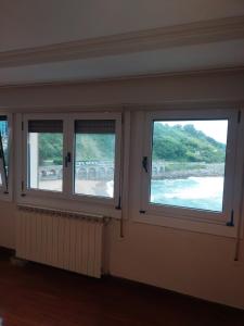 吉塔里亚Haitze的三个窗户,房间享有水景