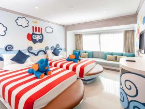 芭东海滩Novotel Phuket Resort的一间卧室设有两张床,里面饲养着动物。