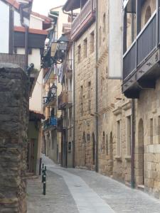 吉塔里亚Haitze的一座拥有石头建筑的古镇小巷