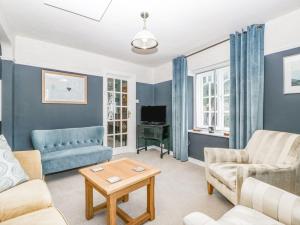 曼海德Oxford House的客厅配有沙发和桌子