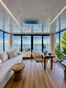 吉日茨科Domki na wodzie - Resort 36 Houseboats的客厅配有沙发和桌子