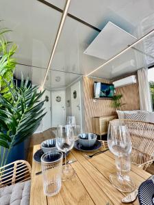 吉日茨科Domki na wodzie - Resort 36 Houseboats的餐桌和酒杯