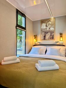 吉日茨科Domki na wodzie - Resort 36 Houseboats的一间设有两张床和窗户的大卧室