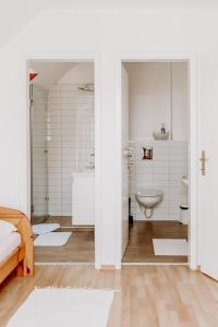 根尼斯迪亚斯Kék Vendégház Family Resort的白色的浴室设有卫生间和水槽。