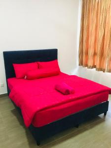 哥打巴鲁The PINE House @ Troika KB的红色的床和红色枕头