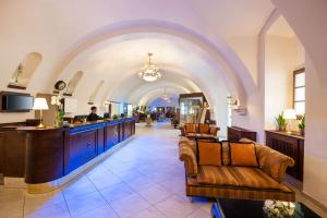 布拉格Lindner Hotel Prague Castle, part of JdV by Hyatt的酒店大堂,酒吧位于酒店