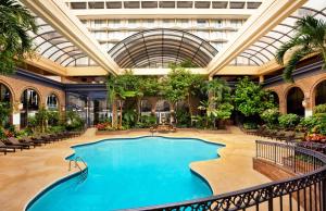 亚特兰大Courtland Grand Hotel, Trademark Collection by Wyndham的一座带天花板的大型游泳池