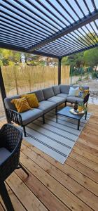 德拉格MH Holiday Dream - Morning Sun的平台上设有带沙发和桌子的庭院