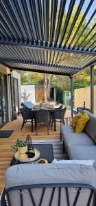 德拉格MH Holiday Dream - Morning Sun的庭院设有蓝色凉亭,配有桌椅