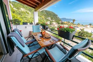 格利法达Corfu Glyfada Sea blue 137的一个带桌椅的海景阳台