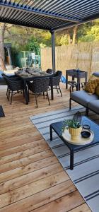 德拉格MH Holiday Dream - Morning Sun的木制甲板上配有桌椅的庭院