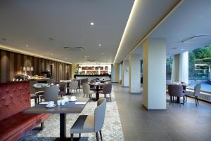 塞哥维亚埃克卡萨德洛斯丽娜杰酒店的一间带桌椅的餐厅和一间酒吧