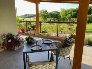 科尔蒙斯Cruna di Subida Wine Country House的庭院内桌椅,享有田野美景